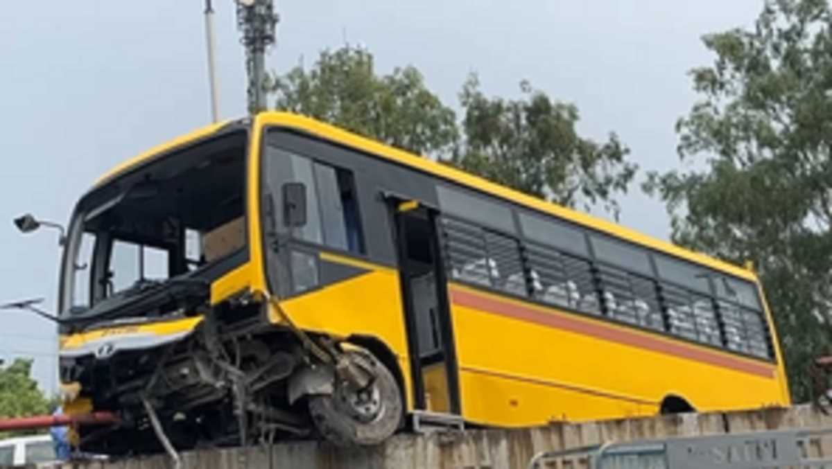 नोएडा में स्कूल बस की स्टेयरिंग हुई फेल, रेलिंग तोड़कर डिवाइडर पर चढ़ी, बड़ा हादसा टला